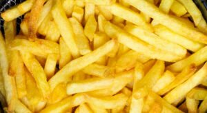 Batata frita sequinha na Air Fryer: crocante por fora e macia por dentro